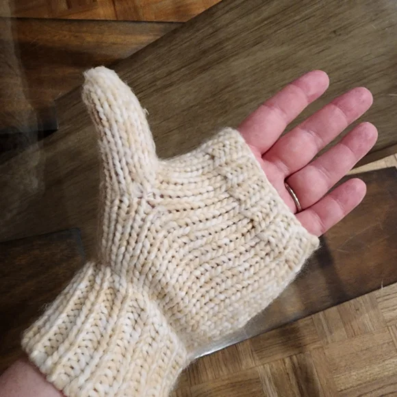 Torrid Cream Knit Gloves, Scarf, Hat Set - Picture 9 of 13